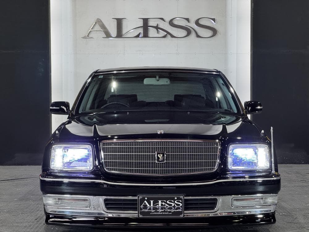 Toyota Century — Vehicle photo 2