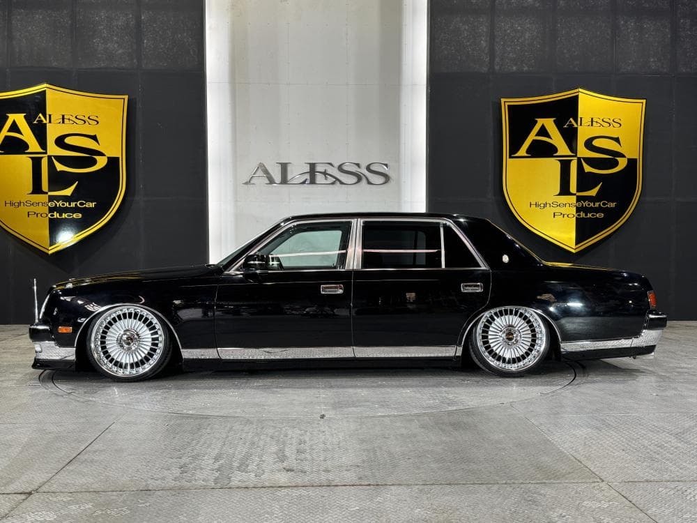 Toyota Century — Vehicle photo 3