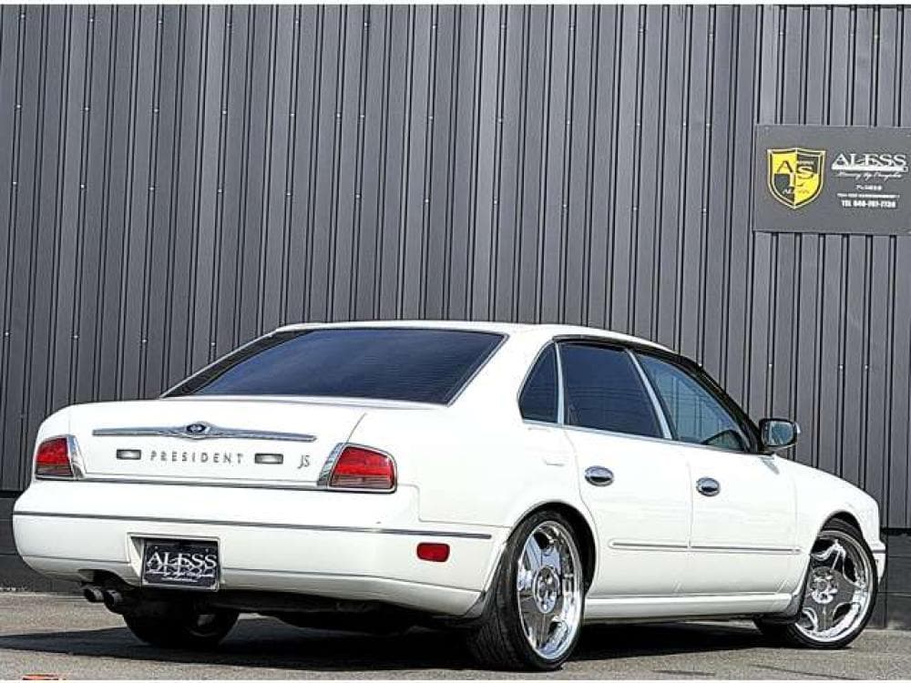 Nissan President — Vehicle photo 3